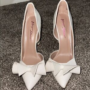 Betsey Johnson Nobble Cream Sparkle Bow Heels